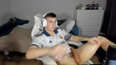 Snapshot of ray_hill chatting on 10-02-25, 06:26 Ray online show from 10-02-25, 06:26