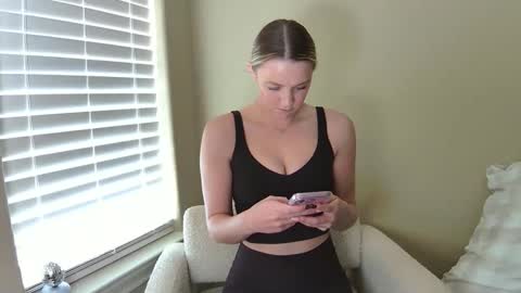 Snapshot of raybabexx chatting on 10-24-25, 09:11 RayBabe online show from 10-24-25, 09:11