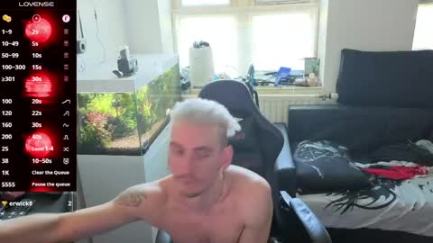 Rayzel online show from 04-28-26, 02:33