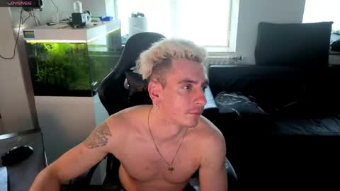 Rayzel online show from 05-23-26, 04:33
