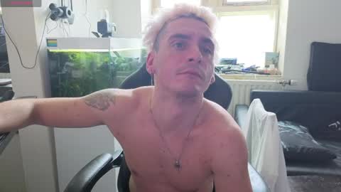 Snapshot of rayzel_white chatting on 05-20-26, 01:28 Rayzel White online show from 05-20-26, 01:28
