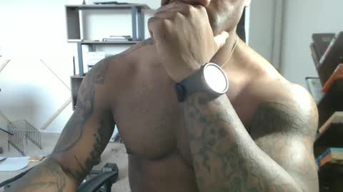 Snapshot of realreyblack chatting on 10-04-25, 07:34 Rey online show from 10-04-25, 07:34