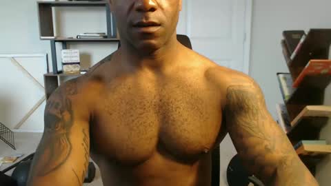 Snapshot of realreyblack chatting on 10-10-25, 03:44 Rey online show from 10-10-25, 03:44