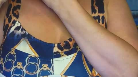 Snapshot of reasonforpassion_ chatting on 09-27-25, 03:28 Im a little sick. Ill be back soon. online show from 09-27-25, 03:28