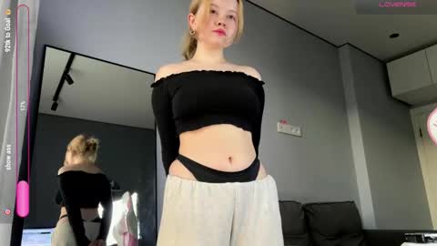 Snapshot of rebeccaniksoon chatting on 09-26-25, 04:05 Rebecca Nikson online show from 09-26-25, 04:05