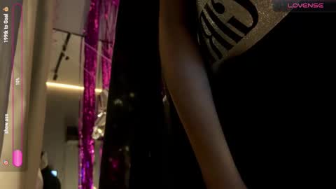 Snapshot of rebeccaniksoon chatting on 10-15-25, 02:33 Rebecca Nikson online show from 10-15-25, 02:33