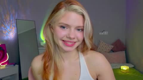 Snapshot of red__candy chatting on 11-11-25, 01:00 red__candy online show from 11-11-25, 01:00