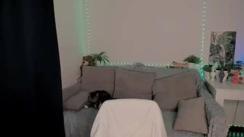 Mia online show from 09-20-25, 07:42