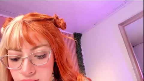 Snapshot of red_velvet____ chatting on 11-26-25, 08:43 Stefany online show from 11-26-25, 08:43