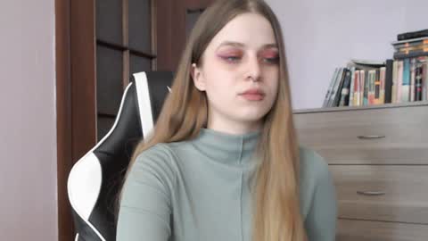 Snapshot of redhead_rabbit chatting on 01-09-25, 05:34 Lily online show from 01-09-25, 05:34