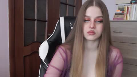 Snapshot of redhead_rabbit chatting on 09-20-25, 02:23 Lily online show from 09-20-25, 02:23