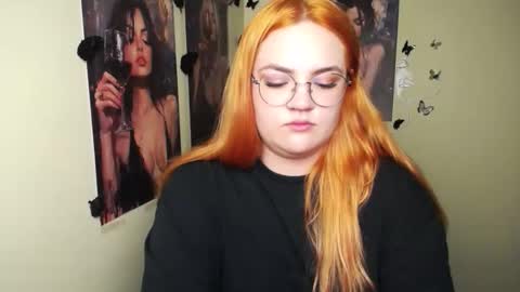 Snapshot of redhotqueen1 chatting on 04-29-26, 05:30 Rina online show from 04-29-26, 05:30