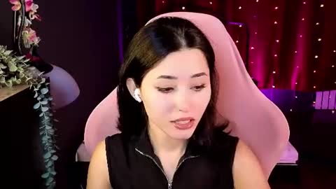 Snapshot of redmidnight_ chatting on 06-25-26, 08:24 Kiara online show from 06-25-26, 08:24
