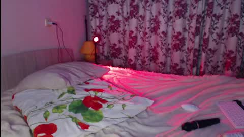 Snapshot of redmoonhead chatting on 12-27-24, 04:43 Ana online show from 12-27-24, 04:43