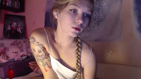 Snapshot of redmoonhead chatting on 10-05-25, 09:51 Ana online show from 10-05-25, 09:51