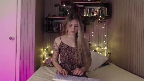 Snapshot of redmoonhead chatting on 12-04-25, 09:18 Ana online show from 12-04-25, 09:18