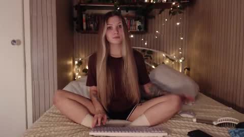 Snapshot of redmoonhead chatting on 12-17-25, 10:21 Ana online show from 12-17-25, 10:21