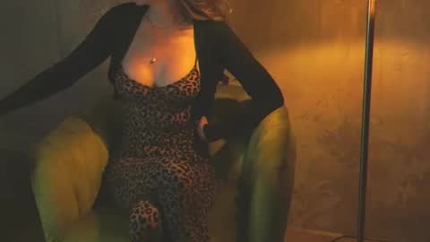 Snapshot of redsparrow__ chatting on 09-14-25, 07:02 Red online show from 09-14-25, 07:02