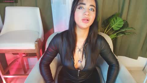 Snapshot of regina_storm chatting on 11-30-25, 03:54 online show from 11-30-25, 03:54