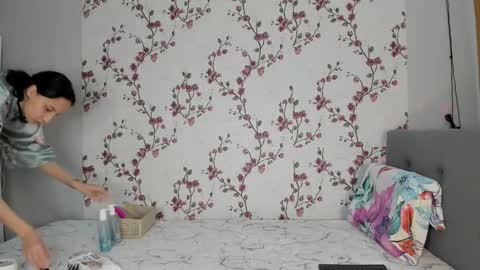 Snapshot of reginamoon12 chatting on 02-10-25, 01:44 Alisa online show from 02-10-25, 01:44