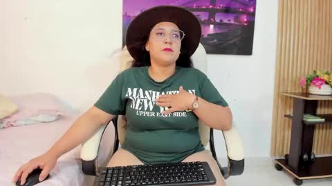 Snapshot of reina_mia1 chatting on 05-01-26, 12:04 Reina Mia online show from 05-01-26, 12:04