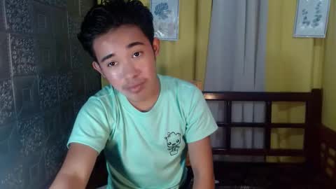 Snapshot of renzamora chatting on 10-28-25, 02:42 rnezamora online show from 10-28-25, 02:42