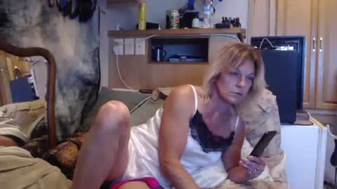 Snapshot of retro834 chatting on 09-10-25, 08:14 Rhett online show from 09-10-25, 08:14