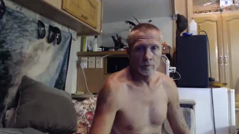 Snapshot of retro834 chatting on 09-29-25, 01:44 Rhett online show from 09-29-25, 01:44