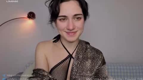 Snapshot of revalation_ chatting on 10-19-25, 03:12 Ewiwi online show from 10-19-25, 03:12