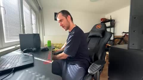 Snapshot of ricciardio chatting on 10-16-25, 10:16 ricciardio online show from 10-16-25, 10:16