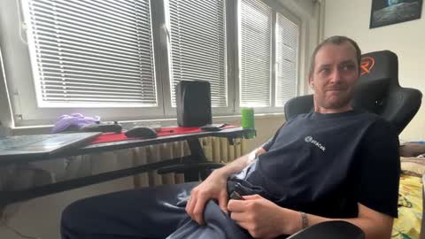 Snapshot of ricciardio chatting on 10-25-25, 11:07 ricciardio online show from 10-25-25, 11:07