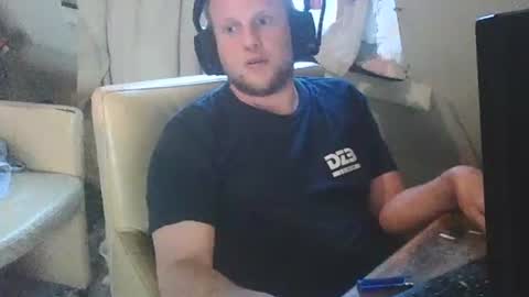 Snapshot of richardd110011 chatting on 06-05-26, 03:35 richardd110011 online show from 06-05-26, 03:35