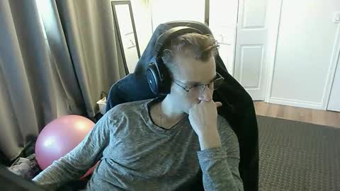 Snapshot of rickgosling chatting on 12-18-25, 04:24 rickgosling online show from 12-18-25, 04:24