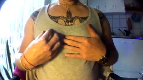 Snapshot of riod_rainforest_1983 chatting on 11-11-25, 12:27 Rotrigo online show from 11-11-25, 12:27