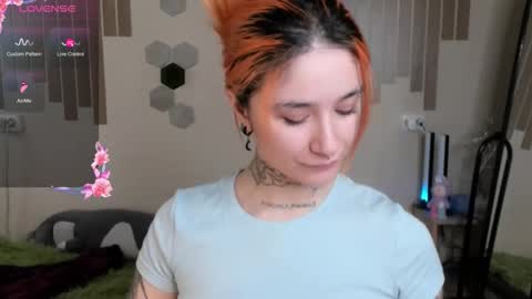 Snapshot of riskypussy chatting on 09-26-25, 02:15 MIley online show from 09-26-25, 02:15