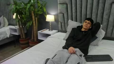 Roan Birkin online show from 02-17-25, 07:31