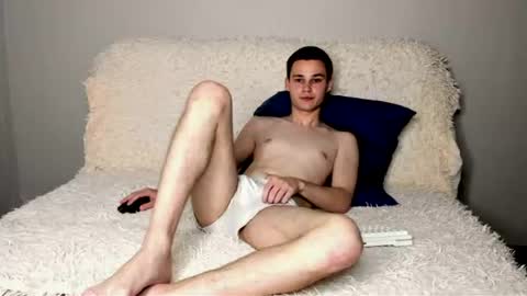 robert10211 online show from 06-19-26, 02:05