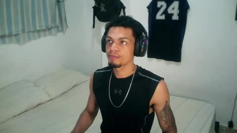 Snapshot of rocco99xx chatting on 11-05-25, 01:22 Rocco online show from 11-05-25, 01:22