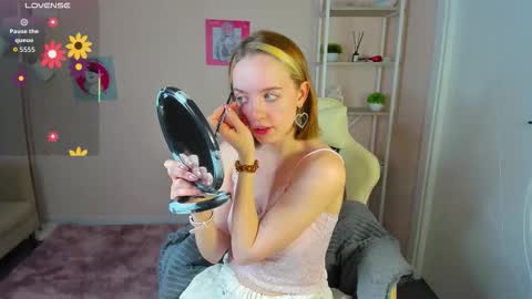 Snapshot of rockett_bunny chatting on 09-26-25, 11:42 Rockett online show from 09-26-25, 11:42