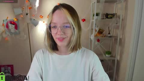 Snapshot of rockett_bunny chatting on 10-21-25, 01:06 Rockett online show from 10-21-25, 01:06