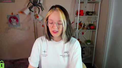 Snapshot of rockett_bunny chatting on 11-06-25, 01:06 Rockett online show from 11-06-25, 01:06