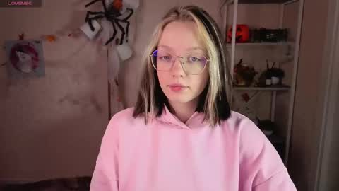 Snapshot of rockett_bunny chatting on 11-11-25, 01:05 Rockett online show from 11-11-25, 01:05