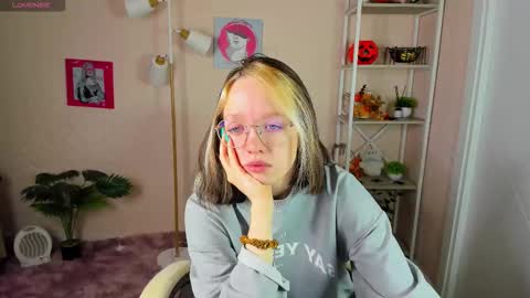 Snapshot of rockett_bunny chatting on 11-19-25, 01:05 Rockett online show from 11-19-25, 01:05