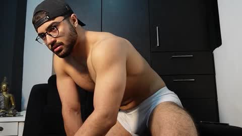 Snapshot of roger_belmont chatting on 09-27-25, 04:50 Roger Belmont online show from 09-27-25, 04:50