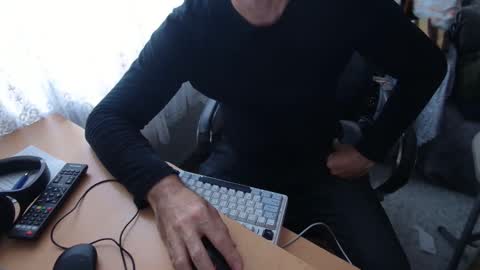 Snapshot of rokettttt chatting on 11-22-25, 09:30 rokettttt online show from 11-22-25, 09:30