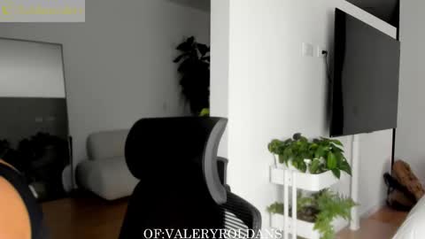 Valery Roldans online show from 10-31-25, 02:34