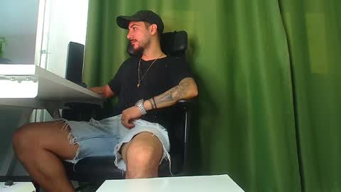 Snapshot of romaniamaster1 chatting on 05-11-26, 05:13 romaniamaster1 online show from 05-11-26, 05:13