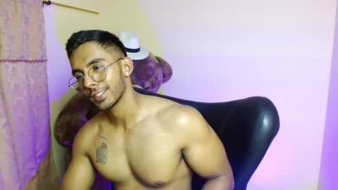 Snapshot of romanpearce_ chatting on 01-23-25, 10:54 Roman online show from 01-23-25, 10:54