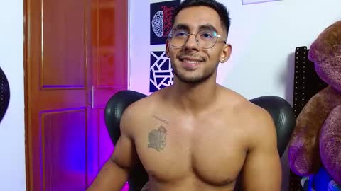Snapshot of romanpearce_ chatting on 03-05-25, 08:32 Roman online show from 03-05-25, 08:32