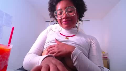 Snapshot of romantic_stargirl chatting on 01-10-26, 04:25 Is A Belle online show from 01-10-26, 04:25